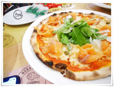 SMOKED SALMON PIZZA