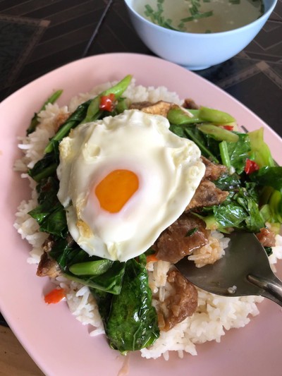 คะน้าหมูกรอบไข่ดาวไม่สุกราดข้าว