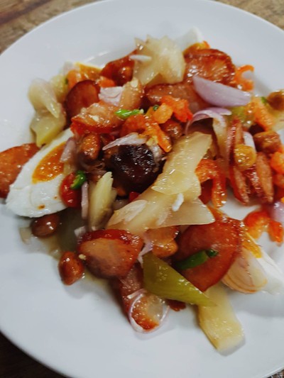 ยำรวมมิตร ไข่เค็ม กุนเชียง เกี๊ยบฉ่าย