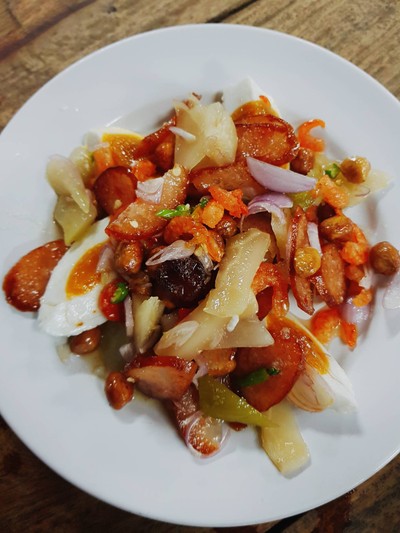 ยำรวมมิตร ไข่เค็ม กุนเชียง เกี๊ยบฉ่าย