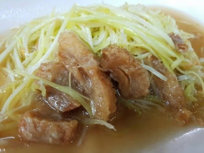 ผัดกุยช่ายขาวหมูกรอบ