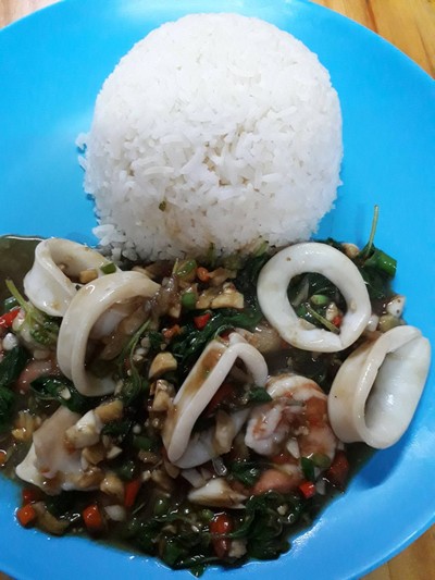 กะเพรารวมราดข้าว