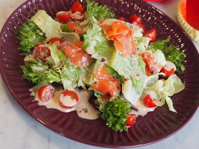 สลัดแซลมอนรมควันแซ่บ