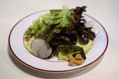 Walnut Green Salad with Vinaigrette Dressing
