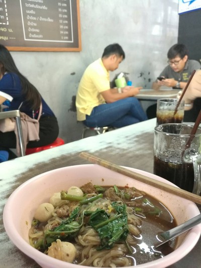 เส้นเล็กลูกชิ้นหมูตุ๋นไม่ตก พิเศษเส้น