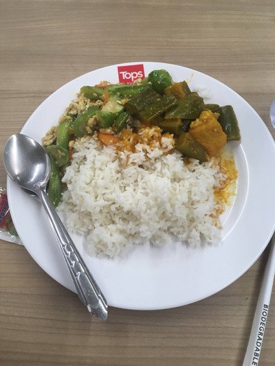 ข้าวราดแกงส้มและบวบผัดไข่