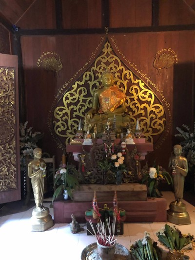 สักการะองค์พระประธานกลางน้ำ 