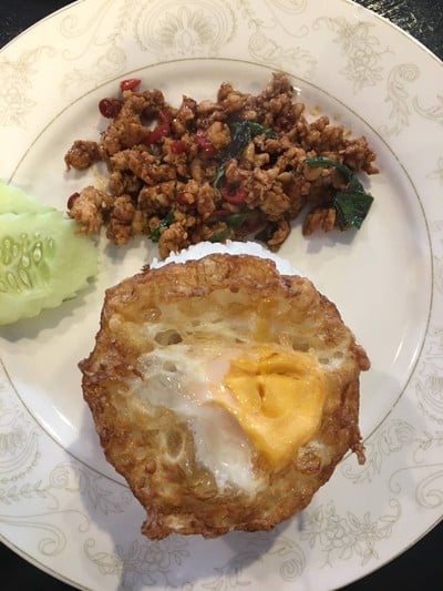 ข้าวกระเพราะไก่ ไข่ดาว