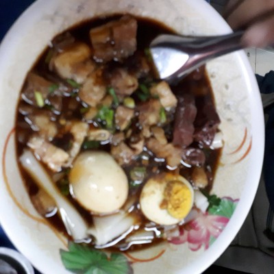 ก๋วยจั๊บน้ำข้น หมู ไข่ ไส้