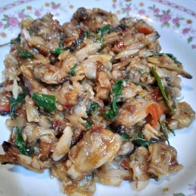 หอยลายผัดพริกเผาใบกระเพรา