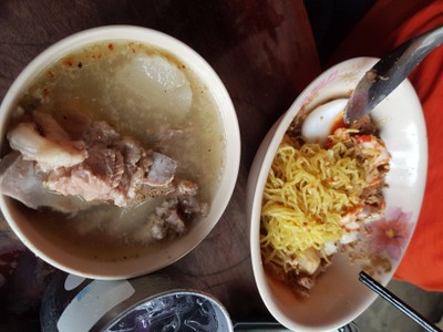 บะหมี่แห้งต้มยำไข่พิเศษ