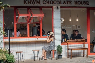หน้าร้าน ขม ช็อกโกลาเทียร์ เฮาส์ Khom Chocolatier House