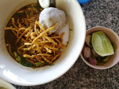 ข้าวซอยลูกชิ้นหมู