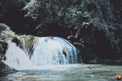 เมื่อออกจากถ้ำเสาหินแล้ว ก็กระโดดน้ำกันเลย 

ต้องกระโดดนะ !!