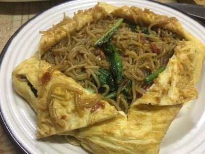 ขนมจีนผัดห่อไข่ ขนมจีนผัดห่อไข่