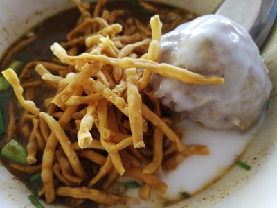 ข้าวซอยลูกชิ้นหมู
