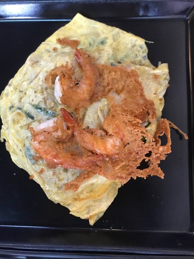 ผัดไทกุ้งสดห่อไข่