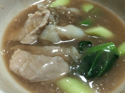 ราดหน้าคะน้าฮ่องกงหมู