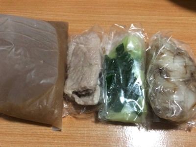 ราดหน้าคะน้าฮ่องกงหมู