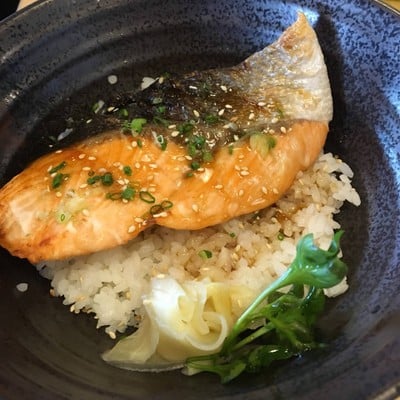 ข้าวหน้าปลาแซลมอน