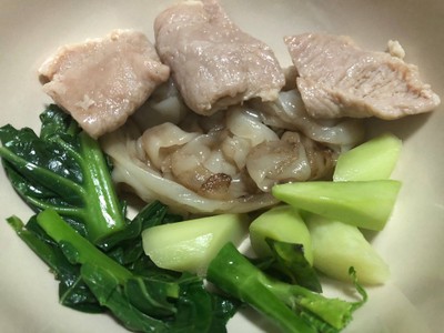 ราดหน้าคะน้าฮ่องกงหมู