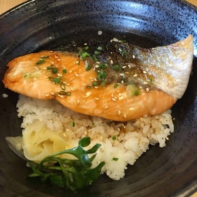ข้าวหน้าปลาแซลมอน
