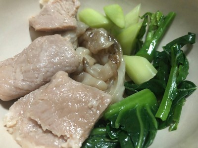 ราดหน้าคะน้าฮ่องกงหมู