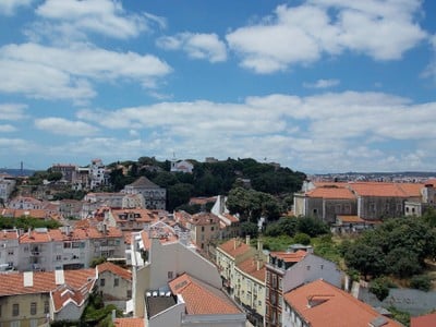 Castelo de S. Jorge อยู่ยอดเนินลิบๆ