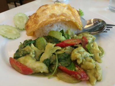 ข้าวแกงเขียวหวานไข่เจียว