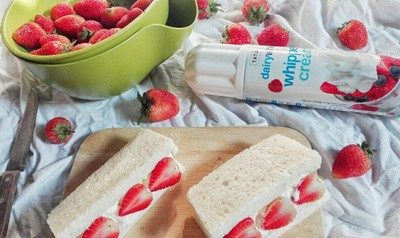 วิธีทำ สตอเบอร์รี่ครีมแซนวิช 🍓 วิธีทำ สตอเบอร์รี่ครีมแซนวิช 🍓