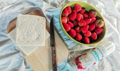 วิธีทำ สตอเบอร์รี่ครีมแซนวิช 🍓 วิธีทำ สตอเบอร์รี่ครีมแซนวิช 🍓