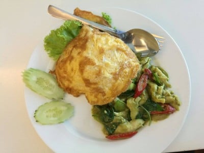 ข้าวแกงเขียวหวานไข่เจียว