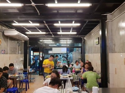 บรรยากาศ เจ๊ก้อย ถนนเพชรบุรี