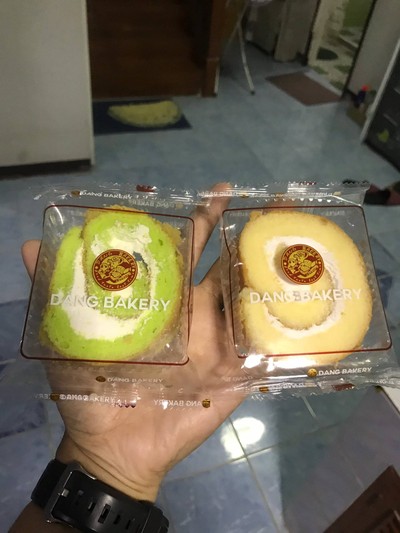 โรลใบเตยกับโรลเนยสด