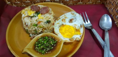 วิธีทำ ข้าวผัดกระเพรากุนเชียงไข่ดาว วิธีทำ ข้าวผัดกระเพรากุนเชียงไข่ดาว