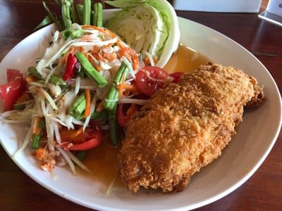 ส้มตำ ปลากะพงทอด