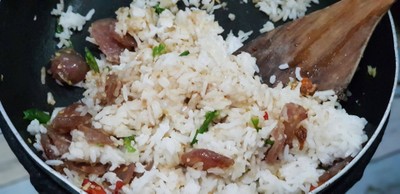 วิธีทำ ข้าวผัดกระเพรากุนเชียงไข่ดาว วิธีทำ ข้าวผัดกระเพรากุนเชียงไข่ดาว