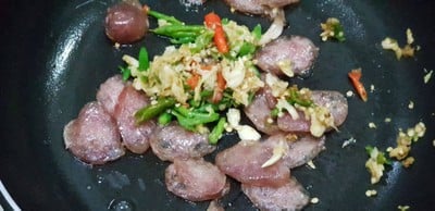 วิธีทำ ข้าวผัดกระเพรากุนเชียงไข่ดาว วิธีทำ ข้าวผัดกระเพรากุนเชียงไข่ดาว