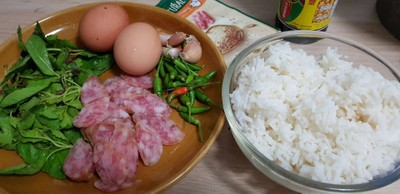 วิธีทำ ข้าวผัดกระเพรากุนเชียงไข่ดาว วิธีทำ ข้าวผัดกระเพรากุนเชียงไข่ดาว