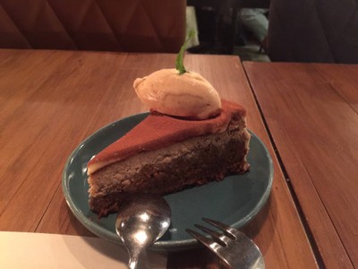 Carrot Cake, Cream Cheese Frosting and Cinnamon Ice-cream (฿220)