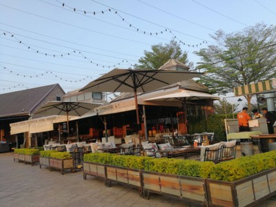 บรรยากาศ The View Village Restaurant & Karaoke แม่เหียะ