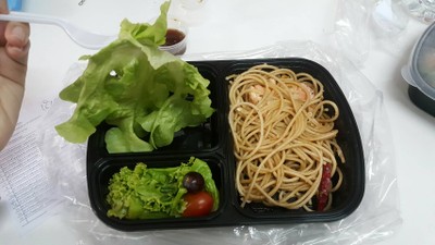 สปาเก็ตตี้โฮลวีทพริกแห้งเซลมอน สลัดออแกนิค