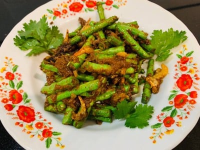 ถั่วฝักยาวผัดกะปิกุ้งแห้ง (สูตรจันทบุรี)