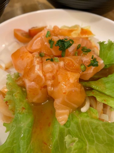 ยำแซลมอน
