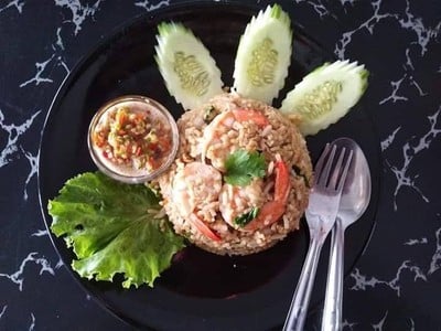 เมนูของร้าน ข้าวนำโชค กระเพราไข่ข้น