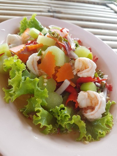 ยำคะน้ากุ้งสด