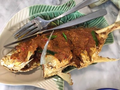 ปลากะพงทอดพริกแกง