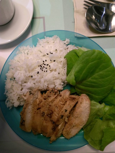 ไก่อบสมุนไพรกับข้าวผสมงาดำ