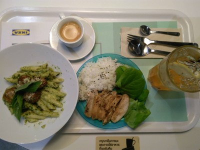 ไก่อบสมุนไพรกับข้าวผสมงาดำ