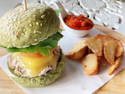 Tree Tales Cafe พัทยา นาเกลือ